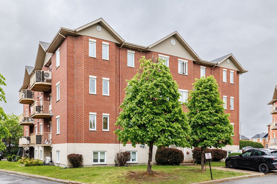 14380 Jolicoeur Rue in Pierrefonds, QC - Building Photo