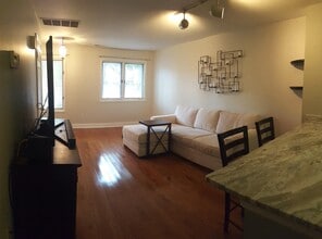 7 Augusta Dr in Clinton Township, NJ - Building Photo - Building Photo