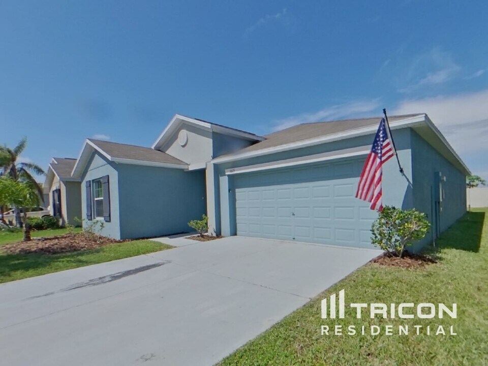 1615 Broad Winged Hawk Dr in Ruskin, FL - Building Photo