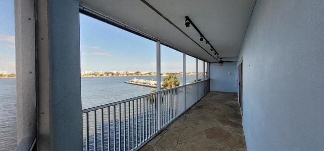 100 Waterway Dr S in Lantana, FL - Building Photo - Building Photo