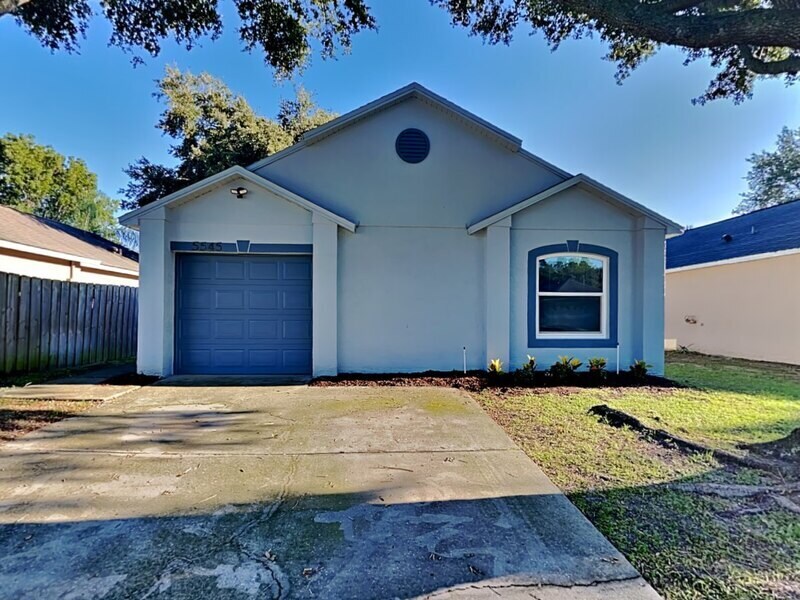 5545 New Cambridge Rd in Orlando, FL - Foto de edificio