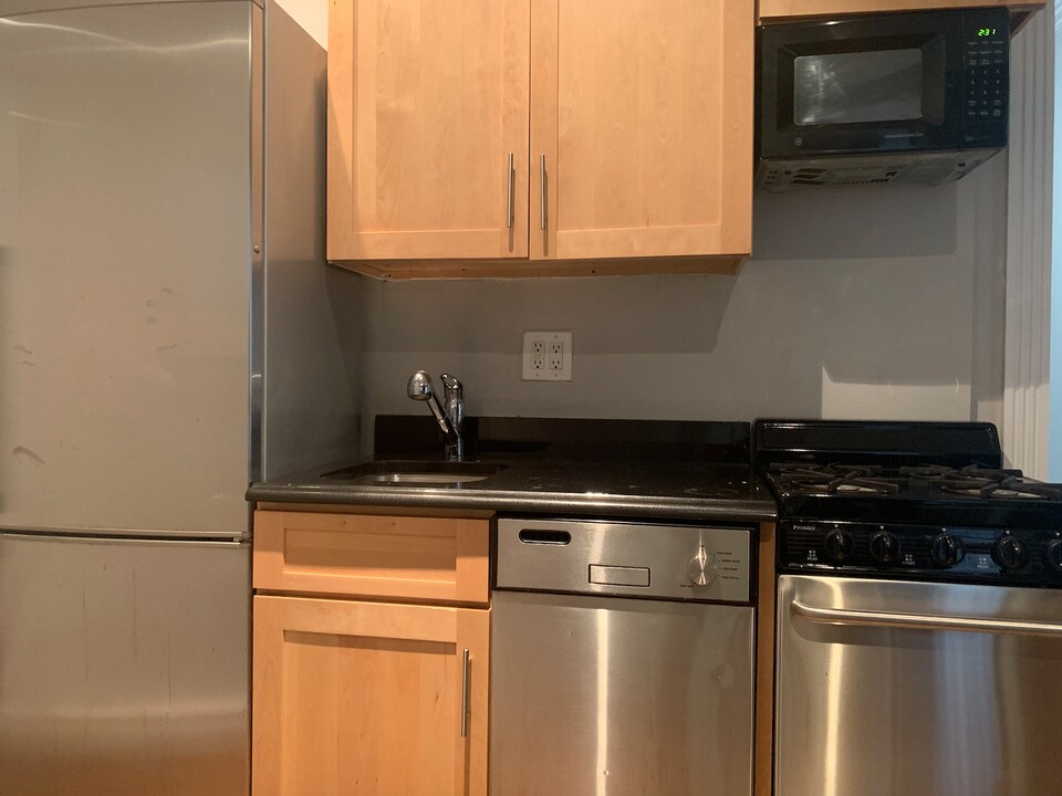 310 E 14th St in New York, NY - Building Photo