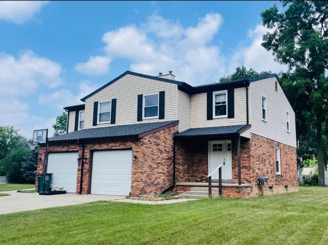 116 Regents Blvd in Troy, MI - Foto de edificio - Building Photo