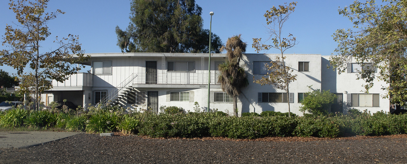 8001 Bancroft Ave in Oakland, CA - Building Photo