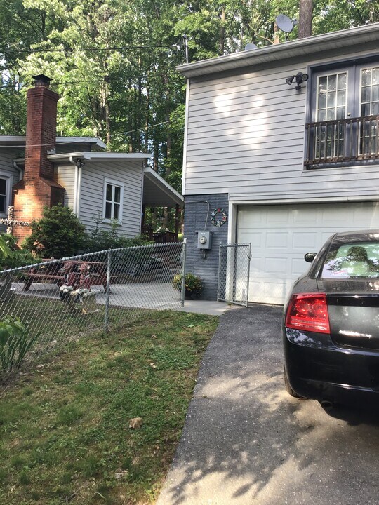 542 Wagon Trail Rd in Harpers Ferry, WV - Building Photo