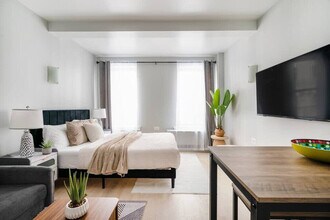 240 W 73rd St in New York, NY - Foto de edificio - Building Photo