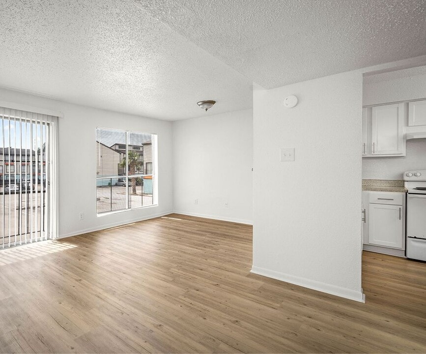 2111 Holly Hall St in Houston, TX - Building Photo