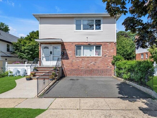 property at 33 Graywood Rd