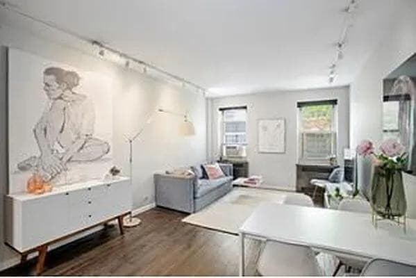 210 W 19th St in New York, NY - Building Photo - Building Photo
