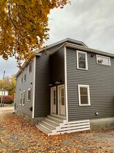 331 Elm St, Unit 2 in Biddeford, ME - Building Photo - Building Photo