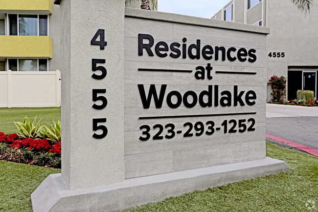 RESIDENCES AT WOODLAKE in Los Angeles, CA - Foto de edificio - Building Photo