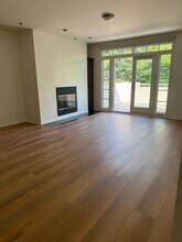 2222 N Beachwood Dr, Unit 412 in Los Angeles, CA - Building Photo - Building Photo