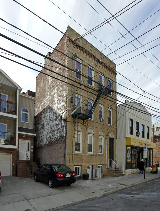 127 19th St in Union City, NJ - Building Photo