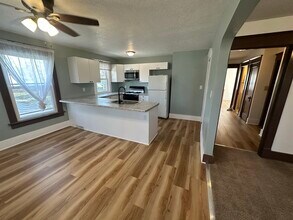 221 E Dover Ct, Unit 221 in Davenport, IA - Foto de edificio - Building Photo