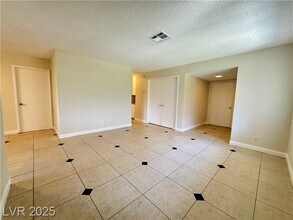 6121 Meadow Haven Ln in Las Vegas, NV - Building Photo - Building Photo