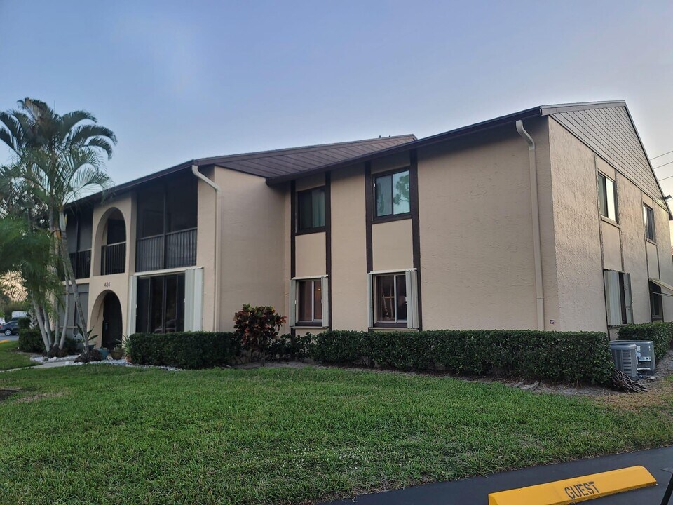 434 Pine Glen Ln in Greenacres, FL - Building Photo