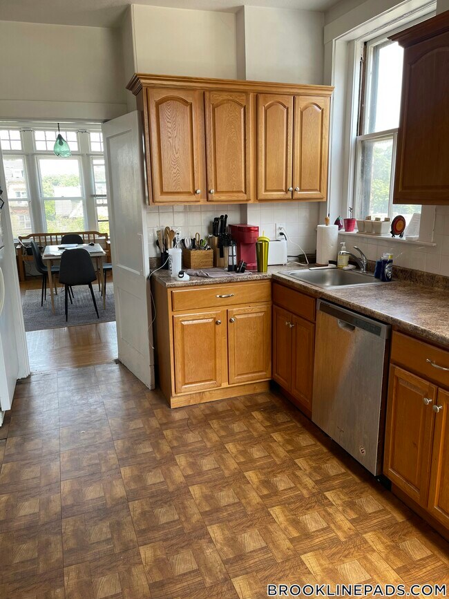 1673 Beacon St in Brookline, MA - Building Photo - Building Photo