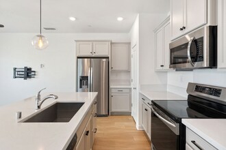 5300 E Commerce Way in Sacramento, CA - Building Photo - Building Photo