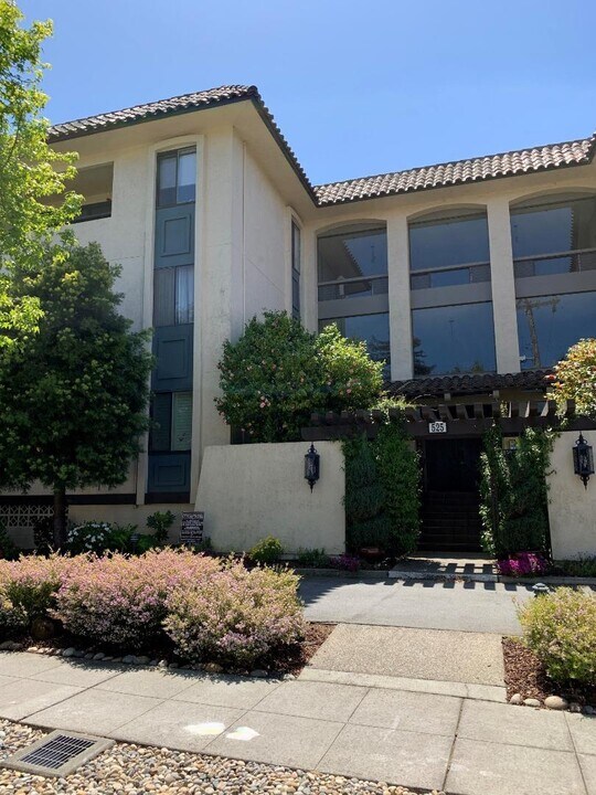 525 Almer Rd in Burlingame, CA - Building Photo