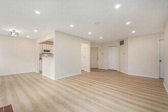 120 Stirling Ln in Schaumburg, IL - Building Photo - Building Photo