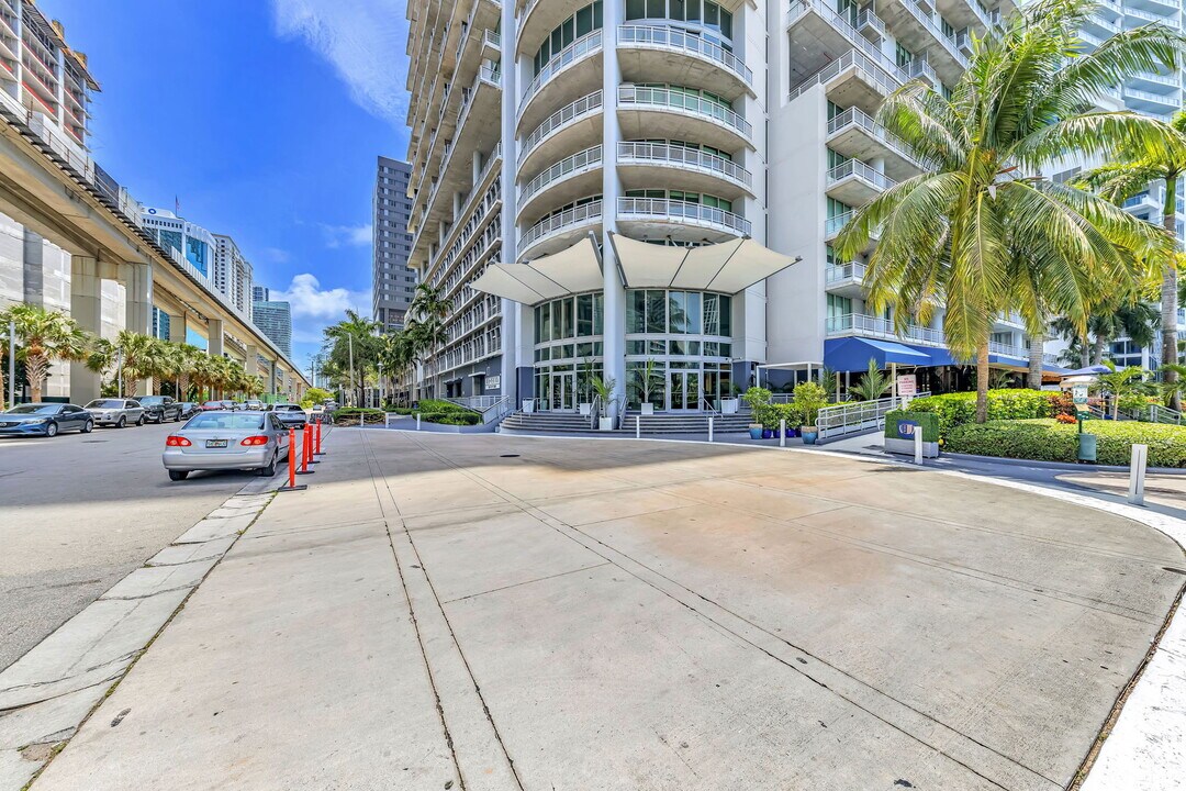 690 SW 1st Ct, Unit 1834 in Miami, FL - Building Photo