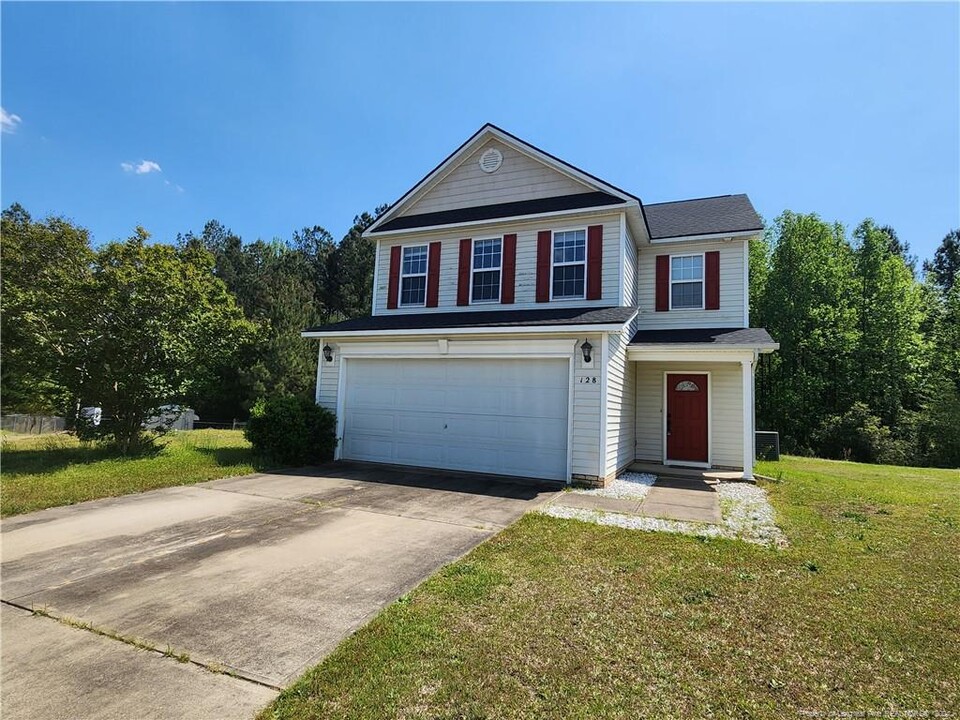 128 Tuxford Ct in Raeford, NC - Building Photo