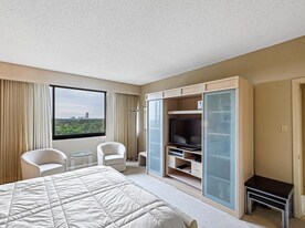 49 Briar Hollow Ln in Houston, TX - Building Photo