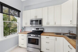 2421 Lake Pancoast Dr in Miami Beach, FL - Building Photo - Building Photo