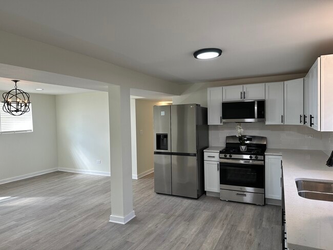 219 N Waller Ave, Unit B-G in Chicago, IL - Foto de edificio - Building Photo