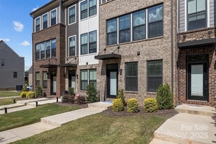 Room in Townhome on Broad River Ln in Charlotte, NC - Building Photo