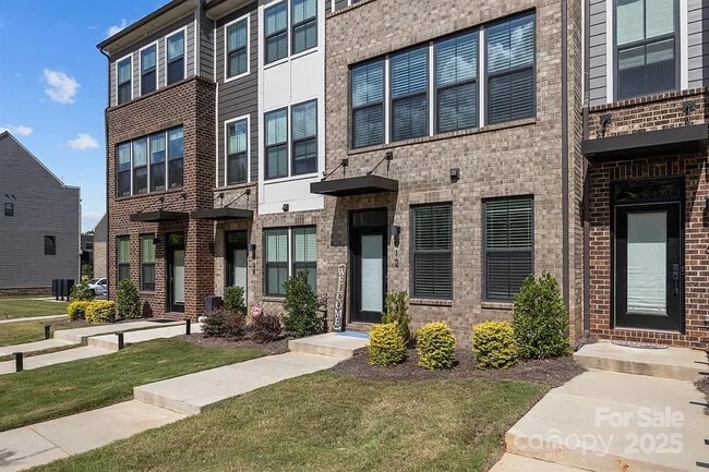 Room in Townhome on Broad River Ln