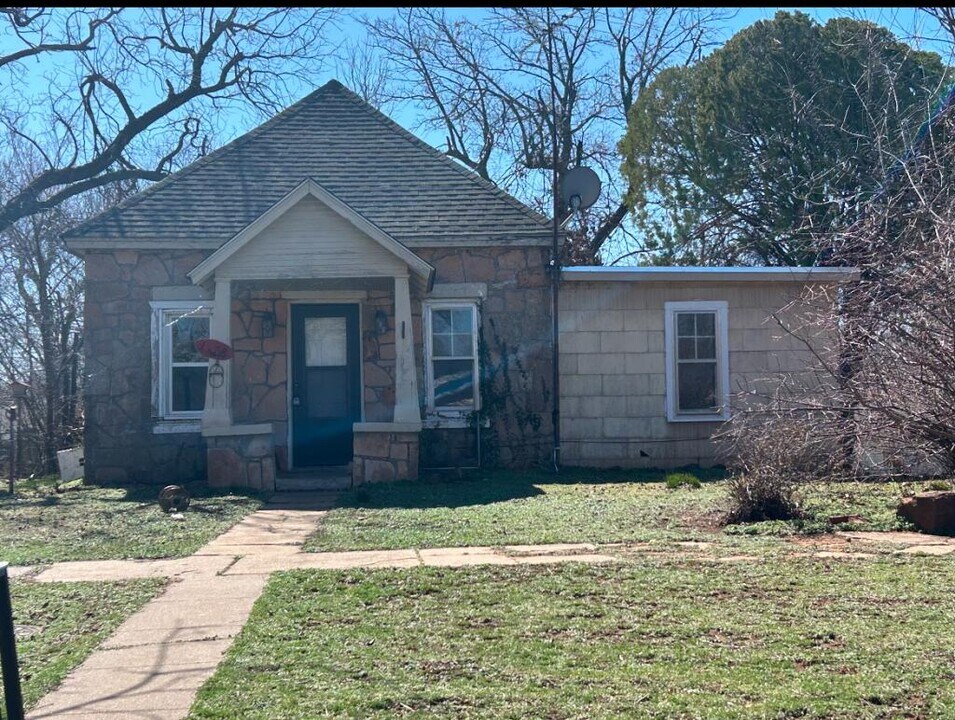 1218 Delaware in Perry, OK - Building Photo