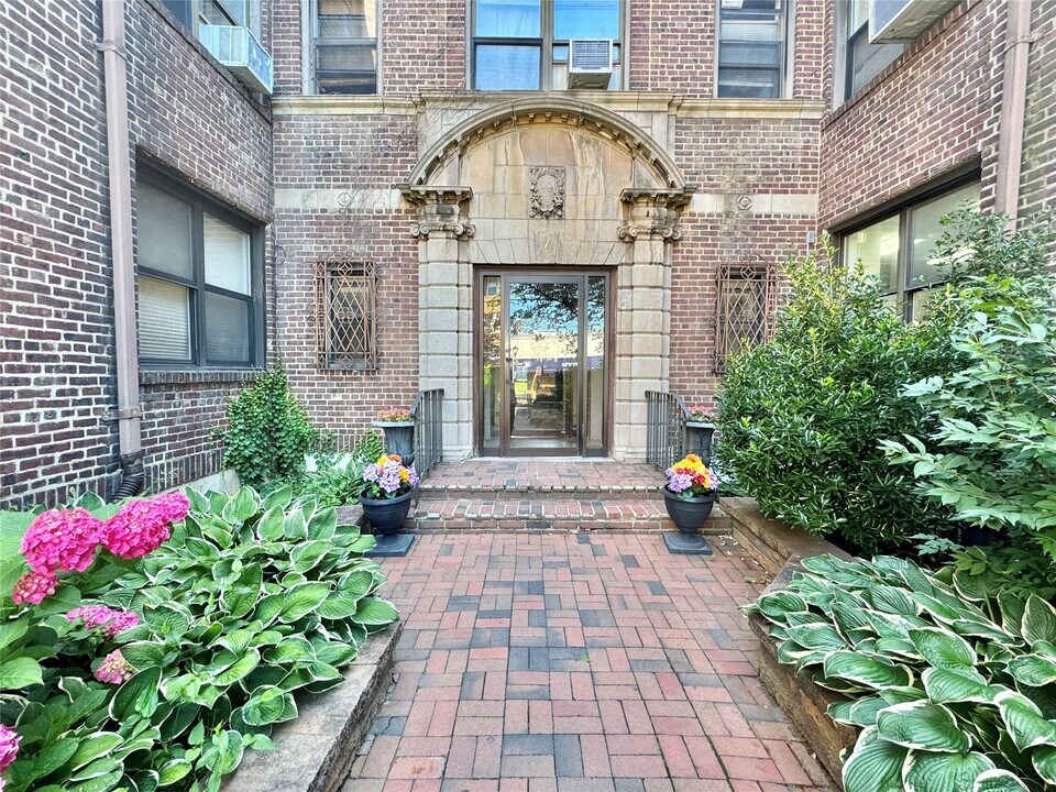 7 Bond St in Great Neck, NY - Building Photo