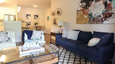 Buckhill Village in Burlington, NC - Foto de edificio - Building Photo