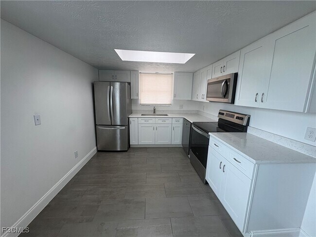 5101 Manor Ct in Cape Coral, FL - Building Photo - Building Photo