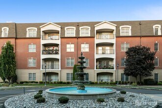 325 Regency Pl in Woodbridge Township, NJ - Building Photo - Building Photo