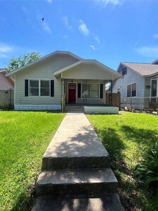 3305 Illinois St in Baytown, TX - Building Photo