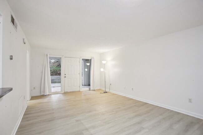 1150 Collier Rd NW, Unit k19 in Atlanta, GA - Building Photo - Building Photo