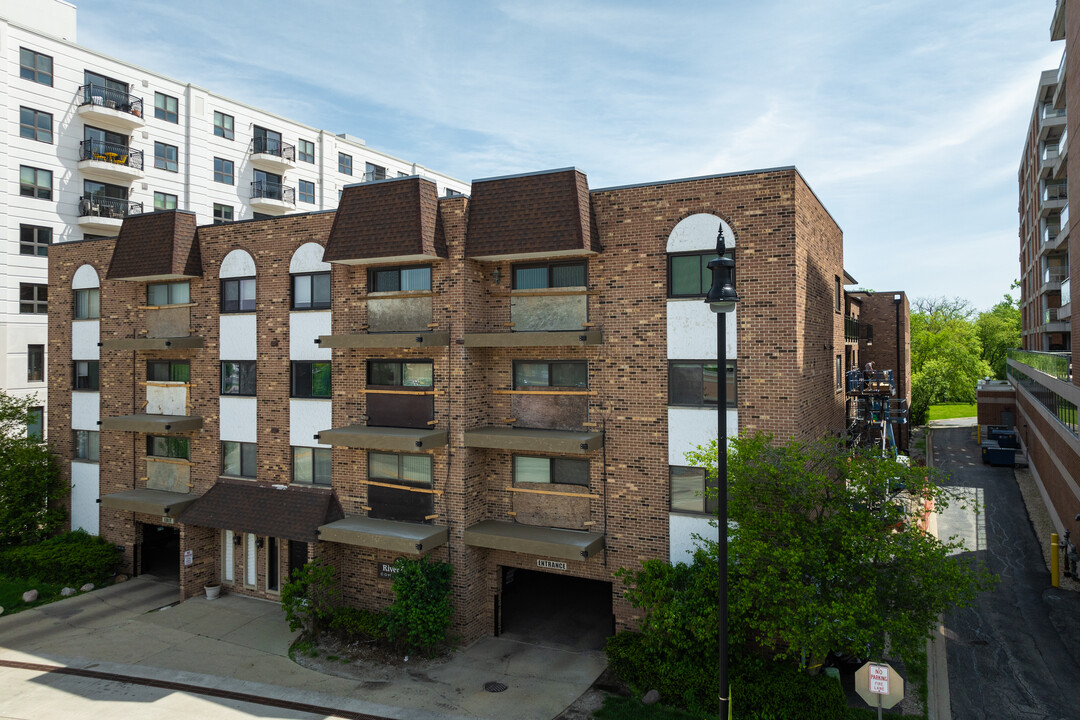 River Court in Des Plaines, IL - Building Photo