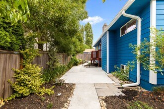 7035 16th Ave SW in Seattle, WA - Building Photo - Building Photo