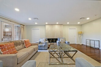 10 Byron Pl in Larchmont, NY - Building Photo - Building Photo