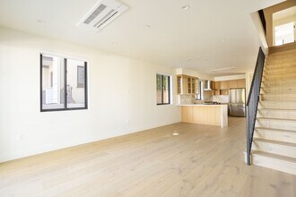 456 N Poinsettia Pl in Los Angeles, CA - Foto de edificio - Building Photo