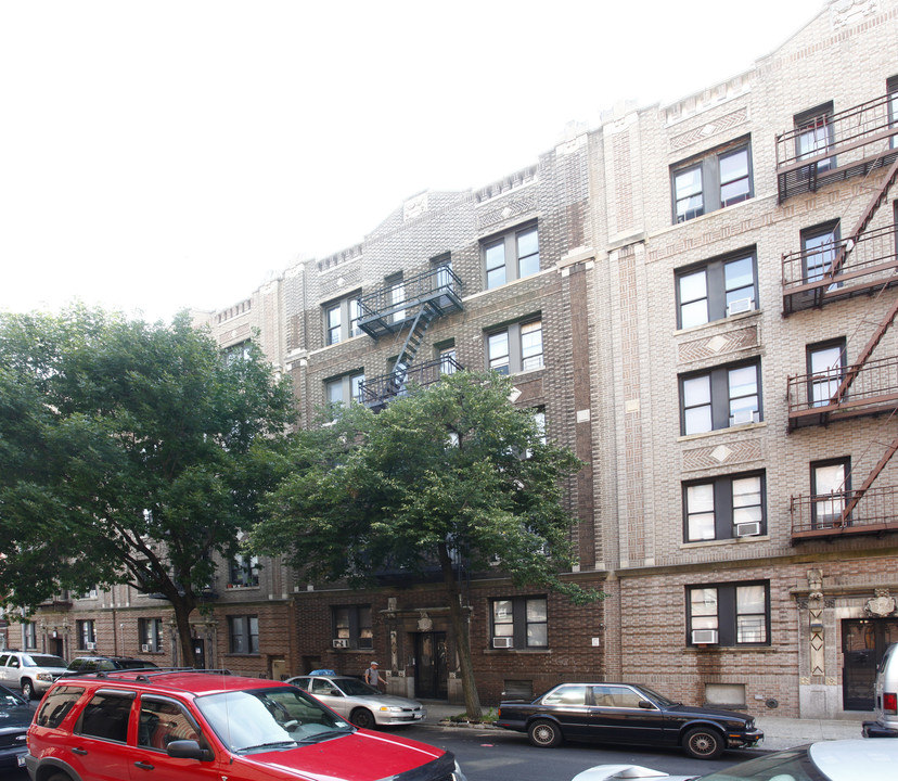 31-19 32nd St in Astoria, NY - Building Photo