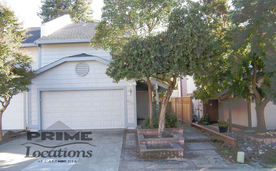 303 Canterbury Ave in Roseville, CA - Building Photo
