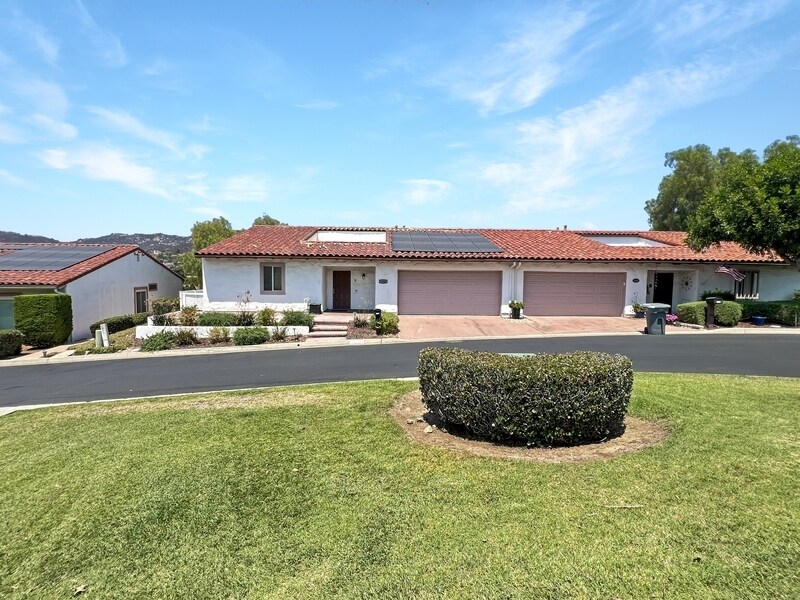 1334 Miraflores Glen in Escondido, CA - Building Photo