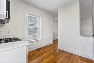 301 Medford St, Unit 1 in Somerville, MA - Building Photo - Building Photo
