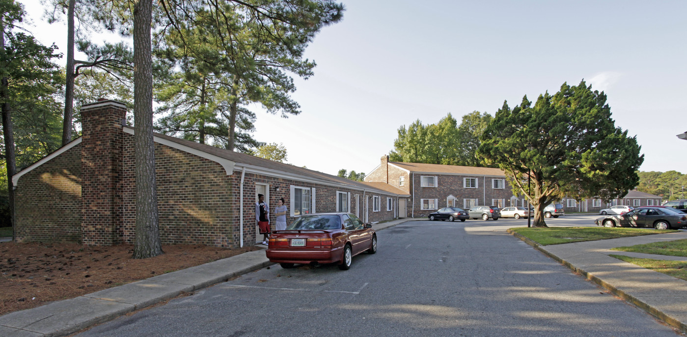 Oconee Shores Apartments in Virginia Beach, VA - Foto de edificio