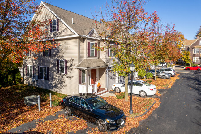 Village Estate Condo in Malden, MA - Foto de edificio - Building Photo