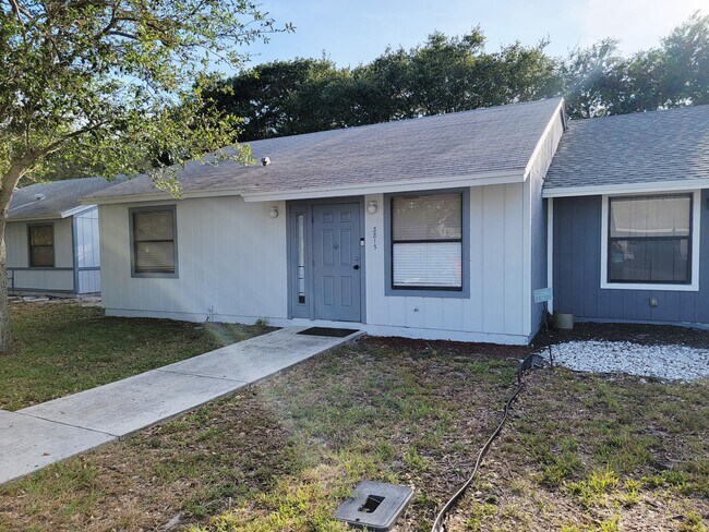 3815 Woodridge Terrace in Palm Springs, FL - Building Photo - Building Photo
