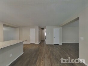 3326 W St Anne Ave in Phoenix, AZ - Foto de edificio - Building Photo